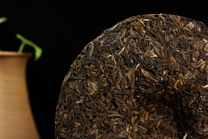 Natural and Additive-free Yunnan Pu'er Tea 357g Qizi Cake Raw Tea Deliciously Smooth Puerh Tea Green Tea 云南普洱茶叶 尚贤 357克七子饼