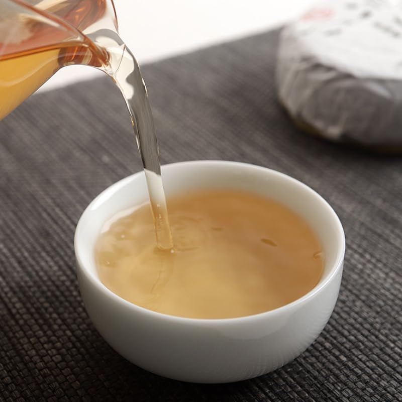 Natural and Additive-free Pu'er Tea Lexingxiang Raw Tea 100g Iceland Spring Tea for Travelling and Office Use (Mooncake Shape) Green tea 普洱茶100克冰岛 明前春茶旅游办公用茶（月饼形状）