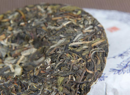 Yunnan Menghai Tea District Sun-dried Green Old Ancient Tree Raw Materials Tightly Pressed Puerh Raw Tea Cakes 100g Green Tea 云南勐海茶区贺开晒青老古树原料紧压普洱生茶饼100g