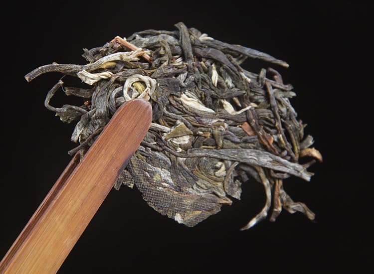 Yunnan Menghai Tea District Sun-dried Green Old Ancient Tree Raw Materials Tightly Pressed Puerh Raw Tea Cakes 100g Green Tea 云南勐海茶区贺开晒青老古树原料紧压普洱生茶饼100g