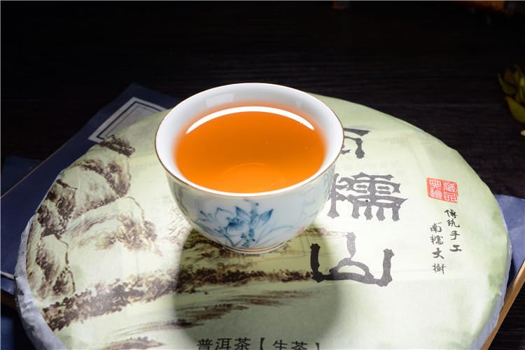 Natural and additive-free Yunnan Puerh Tea Puerh Raw Tea 357g Nannuo Mountain Big Tree Tea Healthy and Delicious Green tea 云南普洱茶 普洱生茶 南糯山大树茶