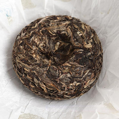 Natural and Additive-free Pu'er Tea Lexingxiang Raw Tea 100g Iceland Spring Tea for Travelling and Office Use (Mooncake Shape) Green tea 普洱茶100克冰岛 明前春茶旅游办公用茶（月饼形状）