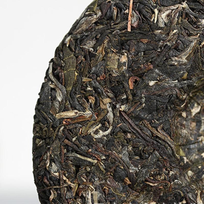 Yunnan Natural and Additive-free Puerh Tea Old Tree Tea 100g Daxue Mountain Small Cake Raw Tea Tea Green Tea 云南普洱茶老树茶 100克大雪山小饼生茶 茶叶