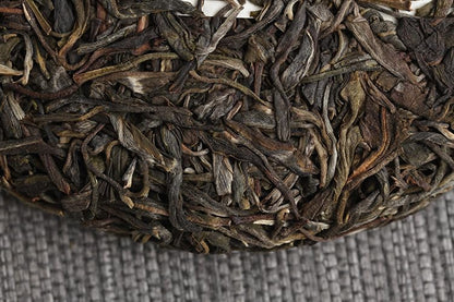 Yunnan Natural Puerh Tea 200g Icelandic Puerh Raw Tea Aged Puerh Raw Tea Cakes Green Tea Delicious Smooth Puerh Tea 云南普洱茶 200克冰岛普洱生茶 陈年普洱生茶饼