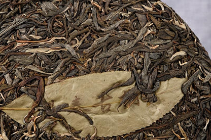 Natural and Additive-free Laobanzhang Raw Cake Yunnan Puerh Tea Cake 357g Spring Tea Big Tree Puerh Tea Organic Loose Leaf 老班章生饼 云南普洱茶饼 357克/饼