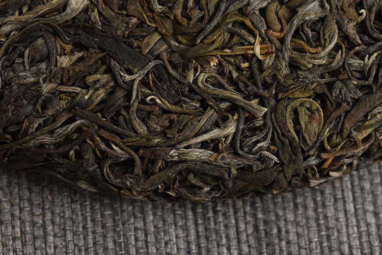 Yunnan Natural and additive-free Puerh Tea Banzhang Green Cake Big Tree Old Tree Puerh Raw Cake 357g Qizi Cake Raw Tea 云南普洱茶 班章青饼 大树 老树普洱生饼 357克