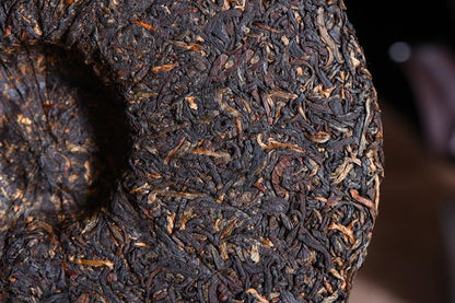 Natural and Additive-free Pu'er Yunnan Dian Hong Tea Spring Tea 357g Organic Yunnan Sun-dried Black Tea Cake Tea Ancient Tree Tea 普洱茶 云南滇红茶 春茶 357g云南晒红茶茶饼茶叶饼茶古树茶