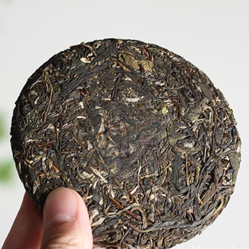 Yunnan Natural and Additive-free Puerh Tea Old Tree Tea 100g Daxue Mountain Small Cake Raw Tea Tea Green Tea 云南普洱茶老树茶 100克大雪山小饼生茶 茶叶