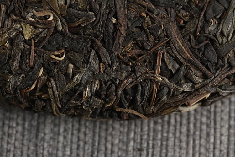 Natural and Additive-free Puerh Tea 357g Jingmai Ancient Tea Raw Cake Dry Storage Tea Yunnan Qizi Cake Chinese Green Tea 普洱茶 357克景迈古茶生饼 干仓茶