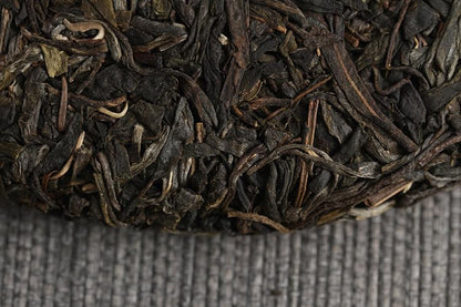 Natural and Additive-free Puerh Tea 357g Jingmai Ancient Tea Raw Cake Dry Storage Tea Yunnan Qizi Cake Chinese Green Tea 普洱茶 357克景迈古茶生饼 干仓茶