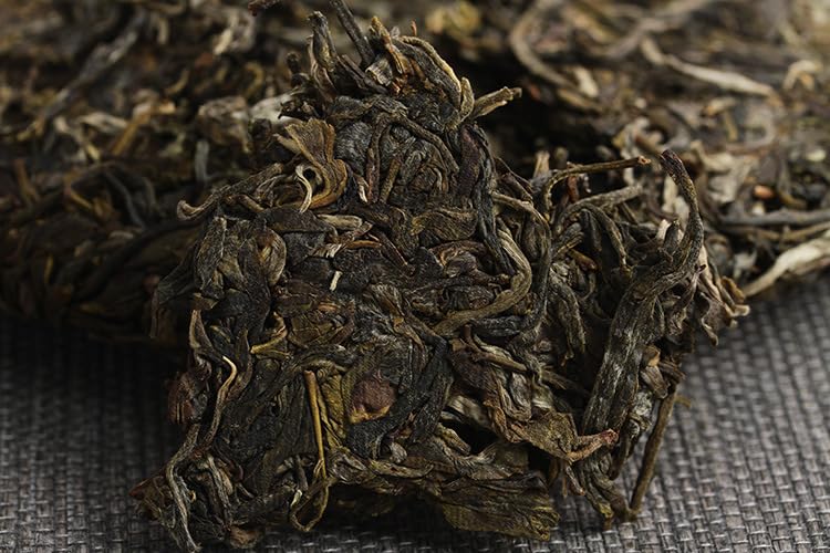 Yunnan Natural and additive-free Puerh Tea Banzhang Green Cake Big Tree Old Tree Puerh Raw Cake 357g Qizi Cake Raw Tea 云南普洱茶 班章青饼 大树 老树普洱生饼 357克