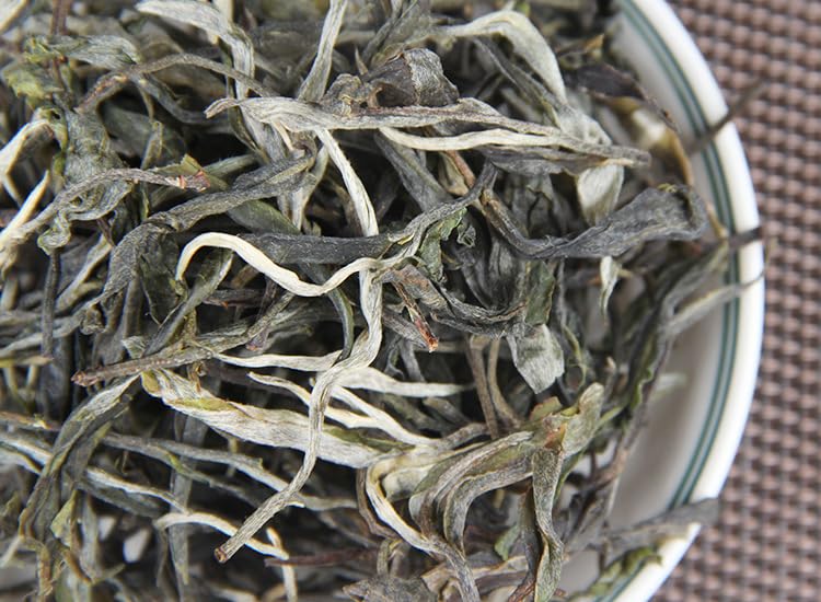 Natural and additive-free Yunnan Lincang Iceland around the large tree tea 500g spring tea Pu'er tea raw tea loose tea puerh tea loose leaf 云南临沧冰岛周边大树茶500g春茶普洱茶生茶散茶叶散装生普茶