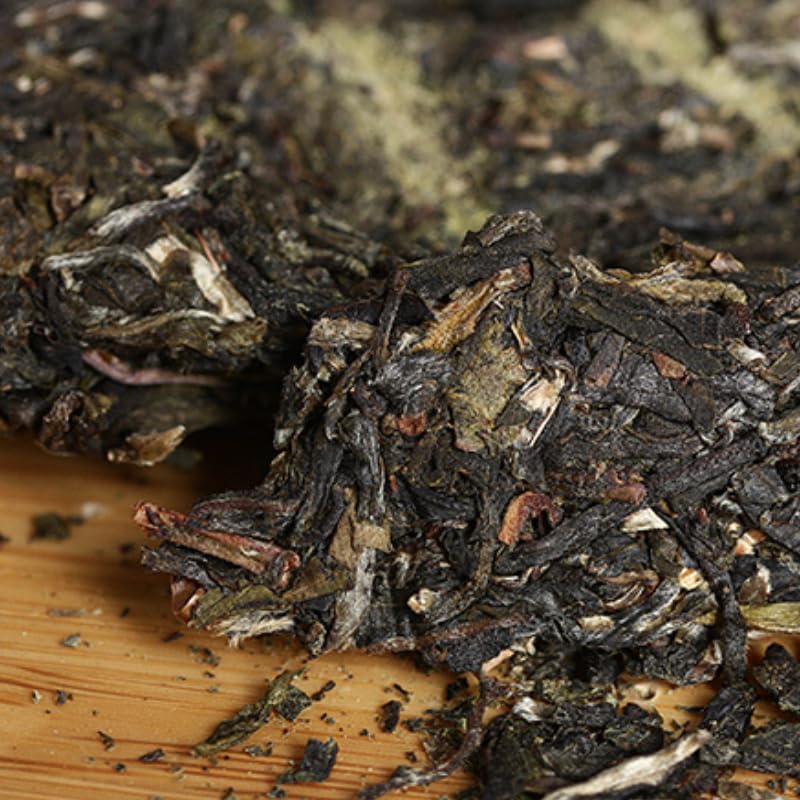 Yunnan Natural and Additive-free Puerh Tea Old Tree Tea 100g Daxue Mountain Small Cake Raw Tea Tea Green Tea 云南普洱茶老树茶 100克大雪山小饼生茶 茶叶