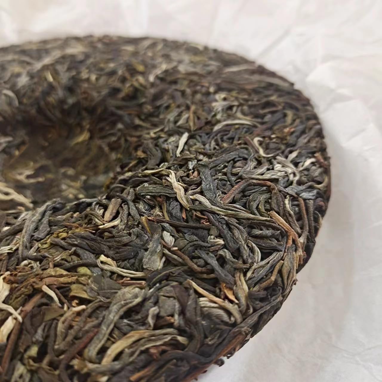 Natural and Additive-free Yunnan Puerh Tea Raw Tea Yiwu High Pole Ancient Tree Raw Tea Green Tea 357g Deliciously Smooth Puerh Tea 云南易武高杆古树生茶 七子饼357克