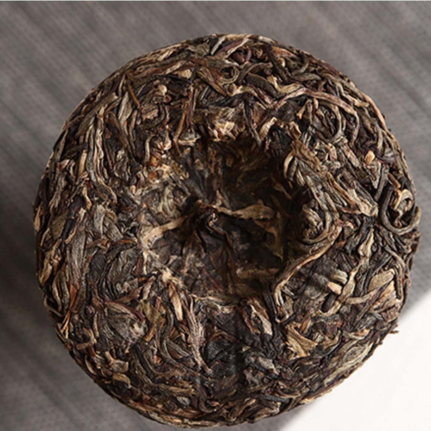 Natural and Additive-free Pu'er Tea Lexingxiang 100g Iceland Spring Tea for Travelling and Office Use (Mooncake Shape) Raw Tea Green Tea 普洱茶100克冰岛 明前春茶旅游办公用茶（月饼形状）