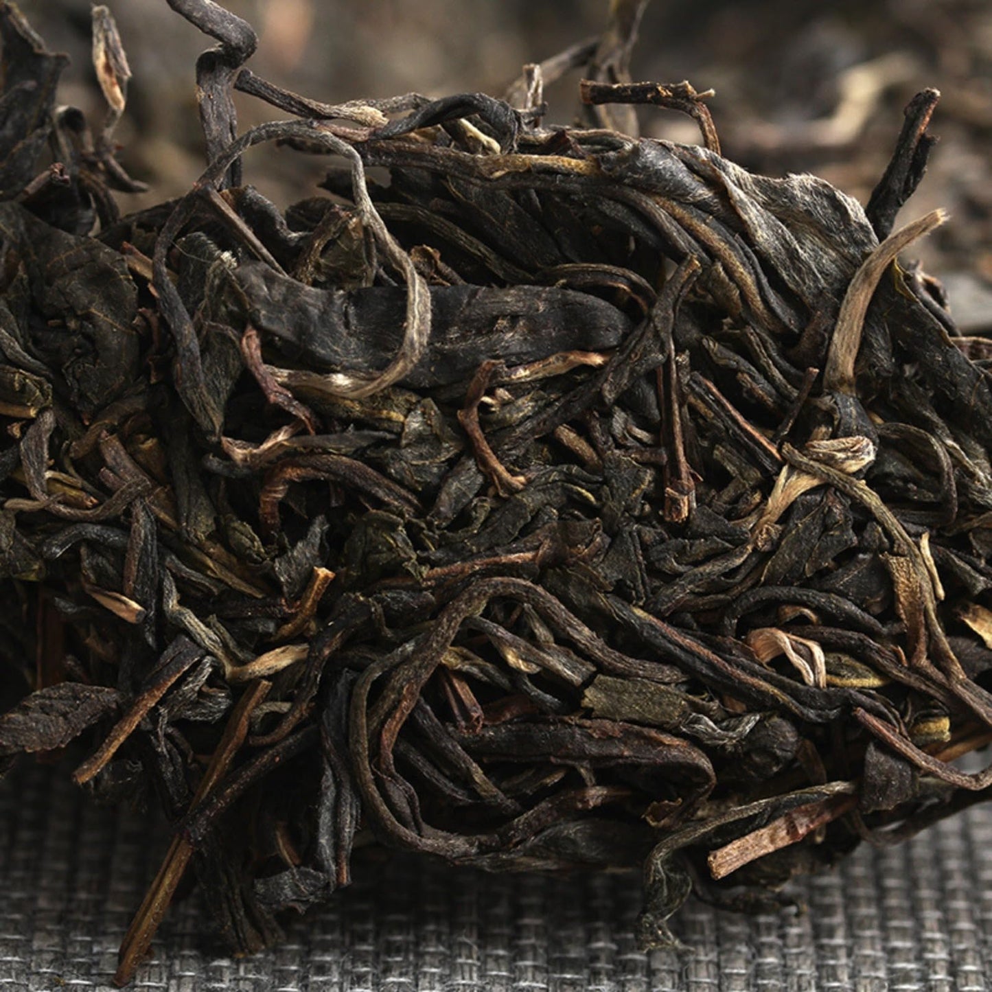 Natural and Additive-free Puerh Tea 357g Jingmai Ancient Tea Raw Cake Dry Storage Tea Yunnan Qizi Cake Chinese Green Tea 普洱茶 357克景迈古茶生饼 干仓茶