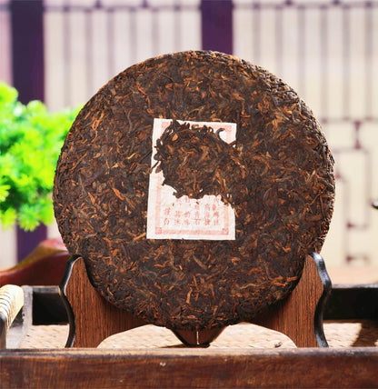 Yunnan Natural and additive-free Puerh Tea Aged Yiwu Ripe Tea Cake 357g Yunnan Puerh Big Leaf Qizi Cake Tea Healthy and Delicious Black Tea 普洱茶陈年易武熟茶饼357g云南普洱大叶种七子饼茶叶