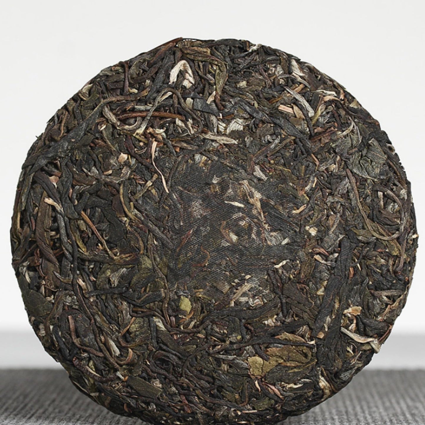 Yunnan Natural and Additive-free Puerh Tea Old Tree Tea 100g Daxue Mountain Small Cake Raw Tea Tea Green Tea 云南普洱茶老树茶 100克大雪山小饼生茶 茶叶