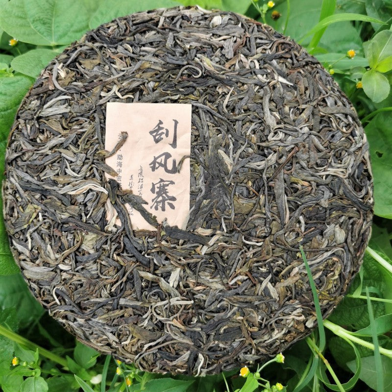 China Yunnan Ancient Tree Tea Yiwu Pure Material Raw Pu'er 357g First Spring Pu'er Tea Cake