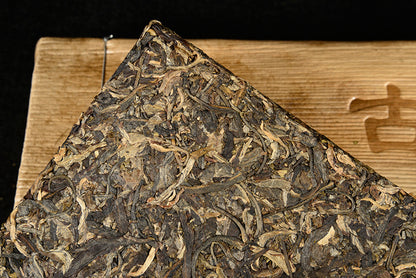 Yunnan Pu'er Tea 1000g Mengku Icelandic Ancient Tree Tea Lincang Aged Brick Tea Early Spring Tea Raw Tea Brick