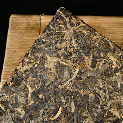 Yunnan Pu'er Tea 1000g Mengku Icelandic Ancient Tree Tea Lincang Aged Brick Tea Early Spring Tea Raw Tea Brick