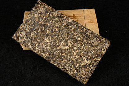 Yunnan Pu'er Tea 1000g Mengku Icelandic Ancient Tree Tea Lincang Aged Brick Tea Early Spring Tea Raw Tea Brick