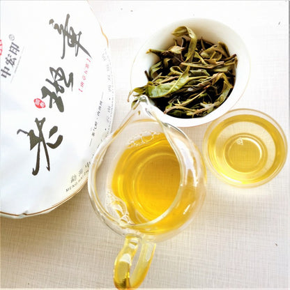 Lao Banzhang Puerh Raw Tea Green Tea Brown Mountain Head Spring Puerh Tea Cake 357g Yunnan Qizi Cake Tea