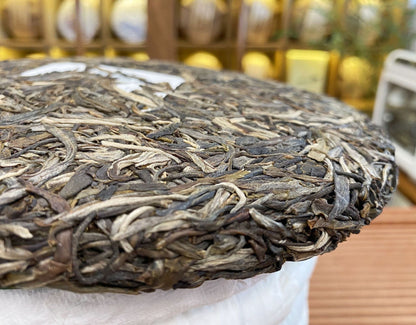 Yunnan Pu'er Tea Green Tea Brown Early Spring Pu'er Tea Brown Mountain Tea Cake 357g